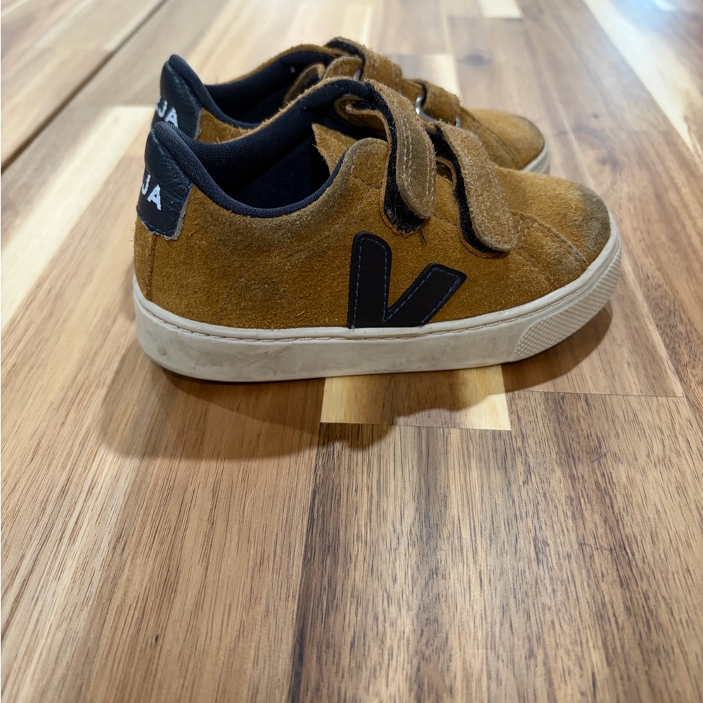 🖤Veja Kids Tan Suede Sneakers size 8.5 Toddler